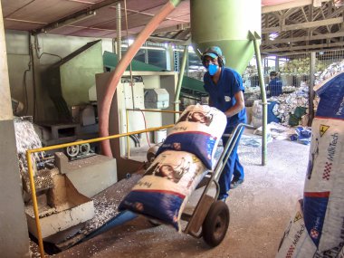 Sao Paulo, Brezilya, 06 Temmuz 2007: Sao Paulo bir sanayi plastik üretim hattında Işçi