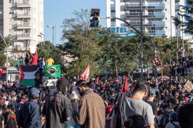 Sao Paulo, Brezilya, Haziran 07, 2020. Binlerce aktivist, demokrasi ve ırksal eşitliği protesto etmek ve Brezilya 'nın Sao Paulo kentindeki Bolsonaro hükümetine karşı bir araya geldi.
