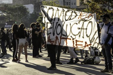 Sao Paulo, Brezilya, Haziran 07, 2020. Binlerce aktivist, demokrasi ve ırksal eşitliği protesto etmek ve Brezilya 'nın Sao Paulo kentindeki Bolsonaro hükümetine karşı bir araya geldi.