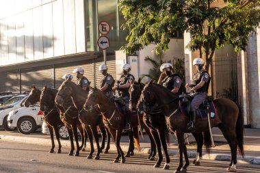 Sao Paulo, Brezilya, 07 Haziran 2020. Atlı polis birimi, Sao Paulo 'daki Paulista Bulvarı' ndaki Bolsonaro hükümetine ve demokrasi lehine göstericilerin girişini engellemeye hazırlanıyor.