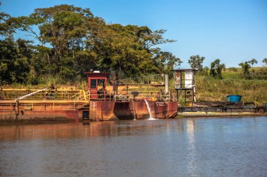 Guaraci, Sao Paulo, Brezilya, Nisan 08.2015. Tekne, Guaraci belediyesindeki Sao Paulo ve Minas Gerais eyaletlerinin sınırında Rio Grande 'nin bir kolundan kum çıkarıyor.