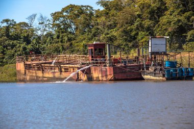 Guaraci, Sao Paulo, Brezilya, Nisan 08.2015. Tekne, Guaraci belediyesindeki Sao Paulo ve Minas Gerais eyaletlerinin sınırında Rio Grande 'nin bir kolundan kum çıkarıyor.