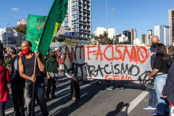 ブラジルのサンパウロ2020年6月7日 何千人もの活動家が民主主義と人種の平等とブラジルのサンパウロのボルソナーロ政府に抗議して団結しています — ストック写真