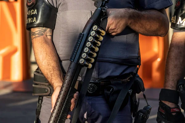 警察官の暴動のためのゴム弾銃 — ストック写真