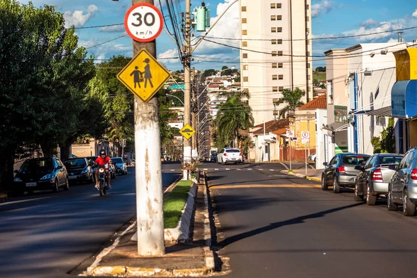 Orlandia São Paulo Brasil Março 2015 Tráfego Perspectiva Uma Avenida — Fotografia de Stock