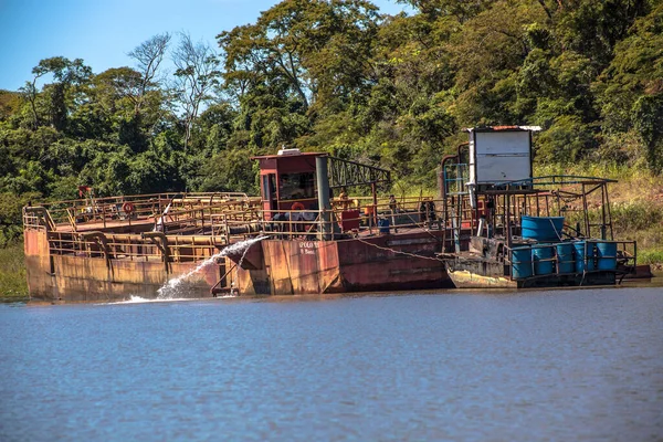 Guaraci São Paulo Brasil Abril 2015 Barco Extrai Areia Borda — Fotografia de Stock