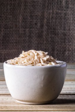 Brezilya 'da ahşap masada izole edilmiş cam kase üzerinde tamamlayıcı pirinç.