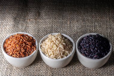 Siyah Venüs pirinç yığını Brezilya 'da beyaz arka planda izole