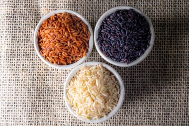 Siyah Venüs pirinç yığını Brezilya 'da beyaz arka planda izole