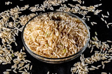 Brezilya 'da siyah zemin üzerinde izole edilmiş cam kase üzerindeki entegral pirinç