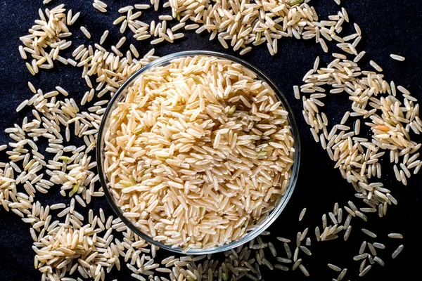 Arroz Integral Sobre Tigela Vidro Isolada Sobre Fundo Preto Brasil — Fotografia de Stock