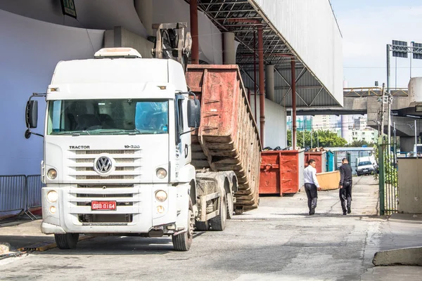 Σάο Πάολο Βραζιλία Αυγούστου 2019 Φορτηγό Συλλέγει Ένα Κουβά Σκουπίδια — Φωτογραφία Αρχείου