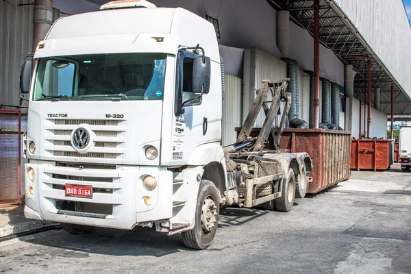 San Paolo Brasile Agosto 2019 Camion Raccoglie Secchio Con Immondizia — Foto Stock