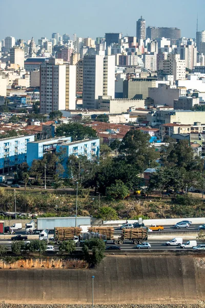 ブラジルのサンパウロ 2019年8月29日 サンパウロ市の北側にあるMarginal Tiete River Avenueに車の交通と木製トラック — ストック写真