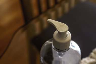Alkol jöleli plastik şişe pompası. El dezenfektanı antibakteriyel jel alkol masajı Brezilya 'da koronavirüse karşı koruma sağlayabilir.