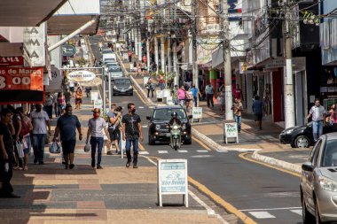 Marilia, Sao Paulo, Brezilya, 27 Temmuz 2020: Ticari işletmelerin sınırlı açılışı sırasında, Marilia 'nın ana ticari caddelerinden biri olan Sao Luiz caddesinde tüketici ve araç hareketleri. Covid-19 'un önlenmesinde, Ma' nın merkezinde.