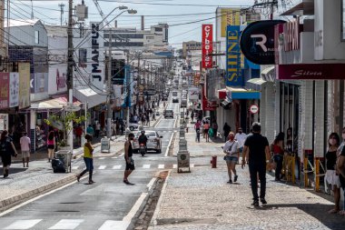 Marilia, Sao Paulo, Brezilya, 27 Temmuz 2020: Ticari işletmelerin sınırlı açılışı sırasında, Marilia 'nın ana ticari caddelerinden biri olan Sao Luiz caddesinde tüketici ve araç hareketleri. Covid-19 'un önlenmesinde, Ma' nın merkezinde.