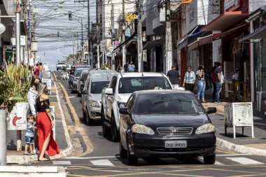 Marilia, Sao Paulo, Brezilya, 27 Temmuz 2020: Ticari işletmelerin sınırlı açılışı sırasında, Marilia 'nın ana ticari caddelerinden biri olan Sao Luiz caddesinde tüketici ve araç hareketleri. Covid-19 'un önlenmesinde, Ma' nın merkezinde.