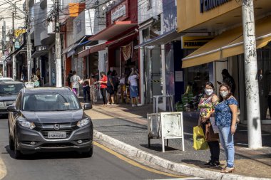 Marilia, Sao Paulo, Brezilya, 27 Temmuz 2020: Ticari işletmelerin sınırlı açılışı sırasında, Marilia 'nın ana ticari caddelerinden biri olan Sao Luiz caddesinde tüketici ve araç hareketleri. Covid-19 'un önlenmesinde, Ma' nın merkezinde.