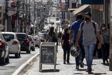Marilia, Sao Paulo, Brezilya, 27 Temmuz 2020: Ticari işletmelerin sınırlı açılışı sırasında, Marilia 'nın ana ticari caddelerinden biri olan Sao Luiz caddesinde tüketici ve araç hareketleri. Covid-19 'un önlenmesinde, Ma' nın merkezinde.