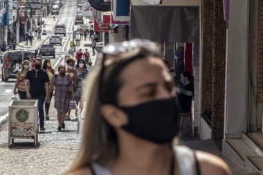 Marilia, Sao Paulo, Brezilya, 27 Temmuz 2020: Ticari işletmelerin sınırlı açılışı sırasında, Marilia 'nın ana ticari caddelerinden biri olan Sao Luiz caddesinde tüketici ve araç hareketleri. Covid-19 'un önlenmesinde, Ma' nın merkezinde.