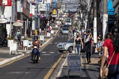 Marilia, Sao Paulo, Brezilya, 27 Temmuz 2020: Ticari işletmelerin sınırlı açılışı sırasında, Marilia 'nın ana ticari caddelerinden biri olan Sao Luiz caddesinde tüketici ve araç hareketleri. Covid-19 'un önlenmesinde, Ma' nın merkezinde.
