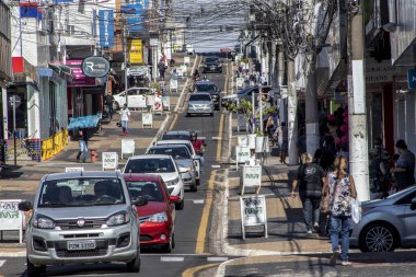 Marilia, Sao Paulo, Brezilya, 27 Temmuz 2020: Ticari işletmelerin sınırlı açılışı sırasında, Marilia 'nın ana ticari caddelerinden biri olan Sao Luiz caddesinde tüketici ve araç hareketleri. Covid-19 'un önlenmesinde, Ma' nın merkezinde.