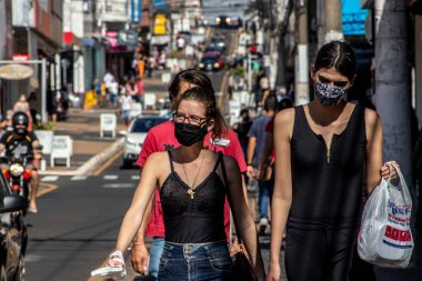 Marilia, Sao Paulo, Brezilya, 27 Temmuz 2020: Ticari işletmelerin sınırlı açılışı sırasında, Marilia 'nın ana ticari caddelerinden biri olan Sao Luiz caddesinde tüketici ve araç hareketleri. Covid-19 'un önlenmesinde, Ma' nın merkezinde.
