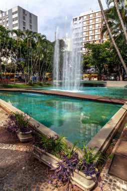 Sao Jose do Rio Preto, Sao Paulo, Brezilya, 10 Mayıs 2015. Caladao Meydanı olarak bilinen Rui Barbosa Meydanı 'ndaki çeşme, Sao Jose do Rio Preto, Sao Paulo eyaleti şehir merkezinde.