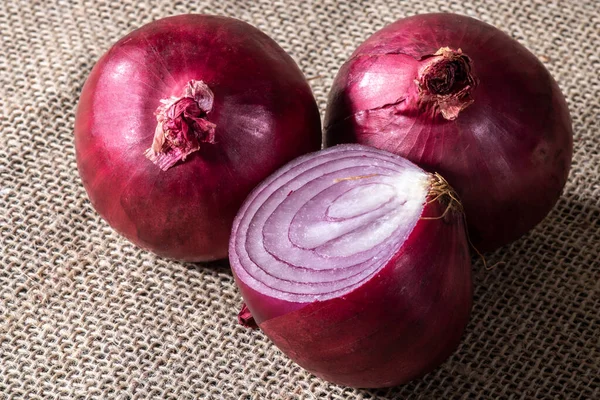 Röd Lök Jute Bakgrund Brasilien — Stockfoto