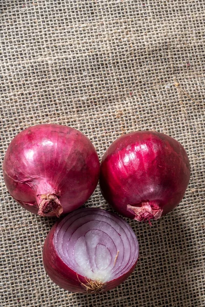 Red Onions Jute Background Brazil — Stock Photo, Image