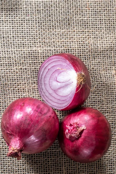 Röd Lök Jute Bakgrund Brasilien — Stockfoto