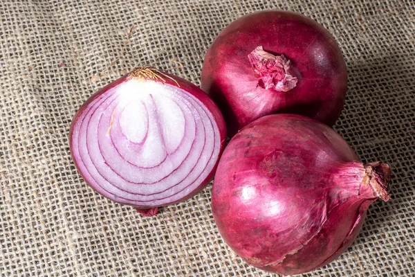 Röd Lök Jute Bakgrund Brasilien — Stockfoto