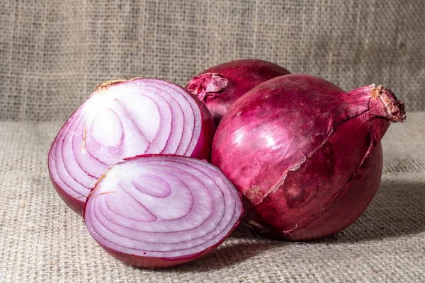 Red Onions Jute Background Brazil — Stock Photo, Image