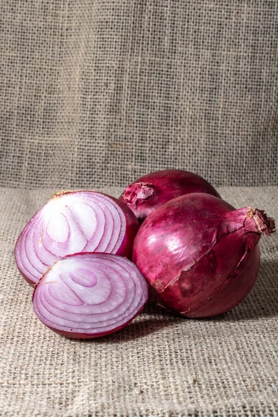 Röd Lök Jute Bakgrund Brasilien — Stockfoto