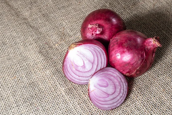 Red Onions Jute Background Brazil — Stock Photo, Image