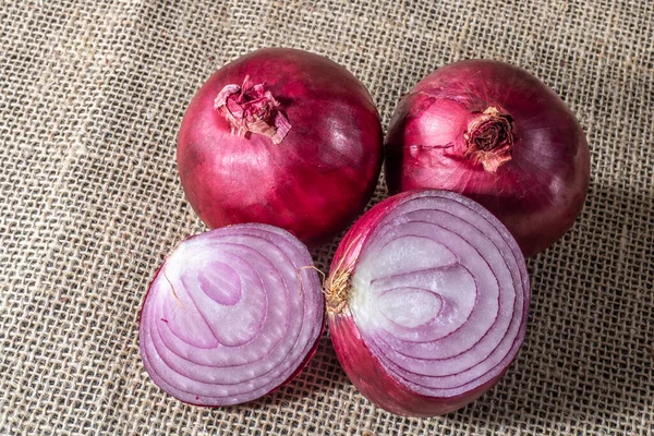 Röd Lök Jute Bakgrund Brasilien — Stockfoto