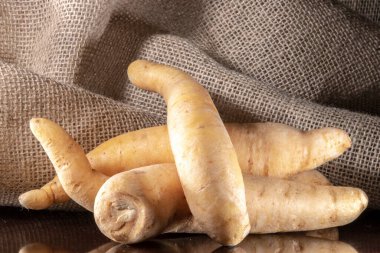 Patates baroası veya Mandioquinha (Arracacia xanthorrhiza), Brezilya 'daki stüdyoda çekilen jüt arka plan