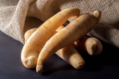 Patates baroası veya Mandioquinha (Arracacia xanthorrhiza), Brezilya 'daki stüdyoda çekilen jüt arka plan