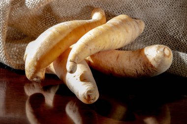 Patates baroası veya Mandioquinha (Arracacia xanthorrhiza), Brezilya 'daki stüdyoda çekilen jüt arka plan