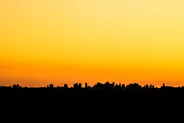 ブラジルでの日没の間の都市の高層ビルのシルエット — ストック写真