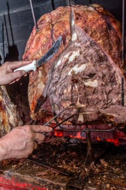 Brezilya usulü biftek pirzolası Brezilya 'da bir churrascaria et lokantasında ızgarada ızgara.