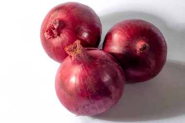 Brezilya 'da beyaz arka planda kırmızı soğanlar