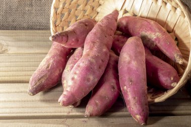 Brezilya 'da jüt arka planda sepetteki tatlı patates