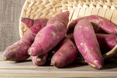 Brezilya 'da jüt arka planda sepetteki tatlı patates