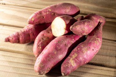 Brezilya 'da jüt arka planda sepetteki tatlı patates