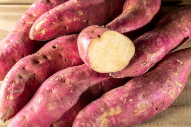 Brezilya 'da jüt arka planda sepetteki tatlı patates