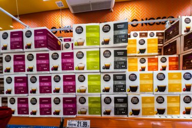Sao Paulo, Brezilya, 10 Ağustos 2025. Dolce Gusto kahve kapsülleri süpermarket rafında. Kahve tüketimi, ekonomi ve alışveriş alışkanlıkları hakkında yazılar çizmek için ideal.