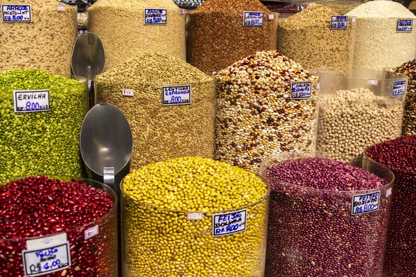 Sao Paulo, SP, Brezilya, 21 Temmuz 2012. Brezilya 'nın Sao Paulo kentindeki belediye pazarında çeşitli tahıl ve baklagiller sergileniyor.