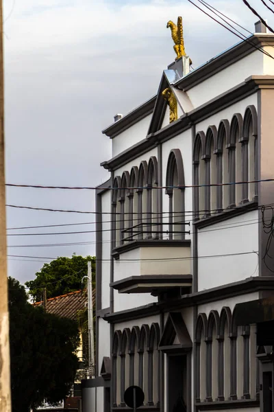 Brezilya 'da neoklasik mimari ve altın kartal heykelleri ile Mason Loca cephesi